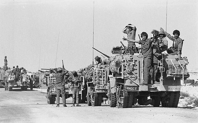 Trong Chiến tranh Sáu Ngày năm 1967, Israel đã giáng cho liên minh Arab một đòn chí mạng. Ai Cập, Syria và Jordan tổn thất nặng nề trước cuộc phản kích chớp nhoáng của quân đội Israel. Khối Arab một lần nữa liên thủ để tấn công Israel, chiếm lại phần lãnh thổ đã mất. Ảnh: Cục lưu trữ Bộ Quốc phòng Israel.