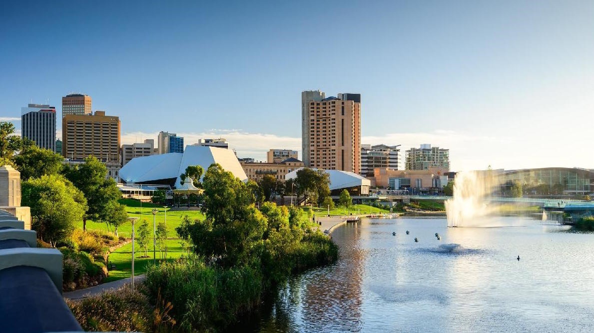 Adelaide, Australia: Mercer Global Financial đánh giá đây là một trong những thành phố sạch nhất thế giới. Thành phố triển khai chương trình “thành phố xanh” như trồng 3 triệu cây xanh, dự án năng lượng mặt trời, thúc đẩy sử dụng phương tiện giao thông công cộng và các phương pháp ứng phó với biến đổi khí hậu. Nhờ vậy, nơi đây trở thành thành phố đáng sống nhất thế giới. Ảnh: Shutterstock.