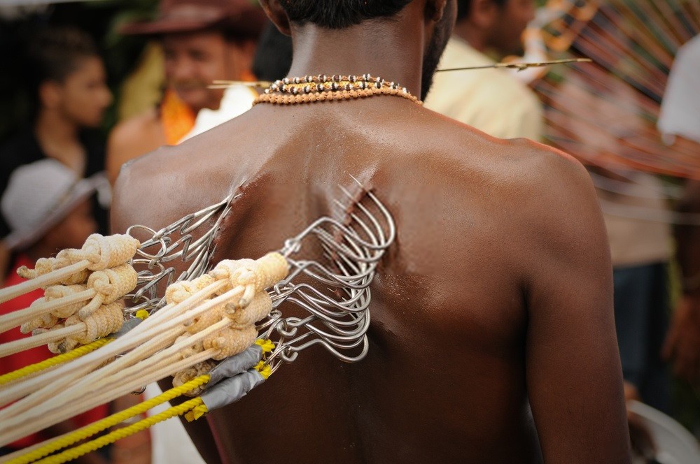 Thaipusam - Lễ hội xỏ khuyên ở Singapore: Lễ hội Hindu được tổ chức vào ngày trăng tròn tháng 1 hoặc tháng 2 hàng năm để thể hiện lòng kính trọng của người Tamil dành riêng cho Chúa Murugan - vị thần chiến tranh. Để chứng minh sự sùng kính của mình, các tín đồ sẽ dùng xiên bạc đâm vào nhiều bộ phận khác nhau trên cơ thể. Họ tin rằng những vết đâm này sẽ giúp cơ thể ngày càng khỏe mạnh, giàu lòng can đảm, sẵn sàng đương đầu với mọi thử thách trong cuộc sống. Ảnh: Maciejr.