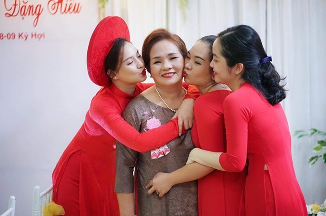 Ngày 26/10, trên mạng xã hội lan truyền loạt hình ảnh Kiều Oanh -  vợ cố người mẫu Duy Nhân - trong ngày vu quy sau 4 năm chịu tang chồng. Trong giây phút trọng đại, Kiều Oanh diện áo dài đỏ, gương mặt rạng ngời hạnh phúc.