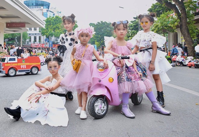 Hoạt động street style của Tuần lễ Thời trang Quốc tế Việt Nam 2019 diễn ra ở phố đi bộ Hà Nội từ ngày 26-31/10 với chủ đề "Be unique" (hãy là duy nhất). Bên cạnh sự tham gia của nhiều tín đồ thời trang, dàn mẫu nhí với bộ cánh lạ mắt cũng có mặt tại phố Tràng Tiền. Đặc biệt, ngày 27/10, sự xuất hiện của Nguyễn Hoàng Anh (6 tuổi) - bé gái vô gia cư từng nổi tiếng nhờ khả năng phối đồ đẳng cấp - cũng thu hút sự chú ý của dân mạng.