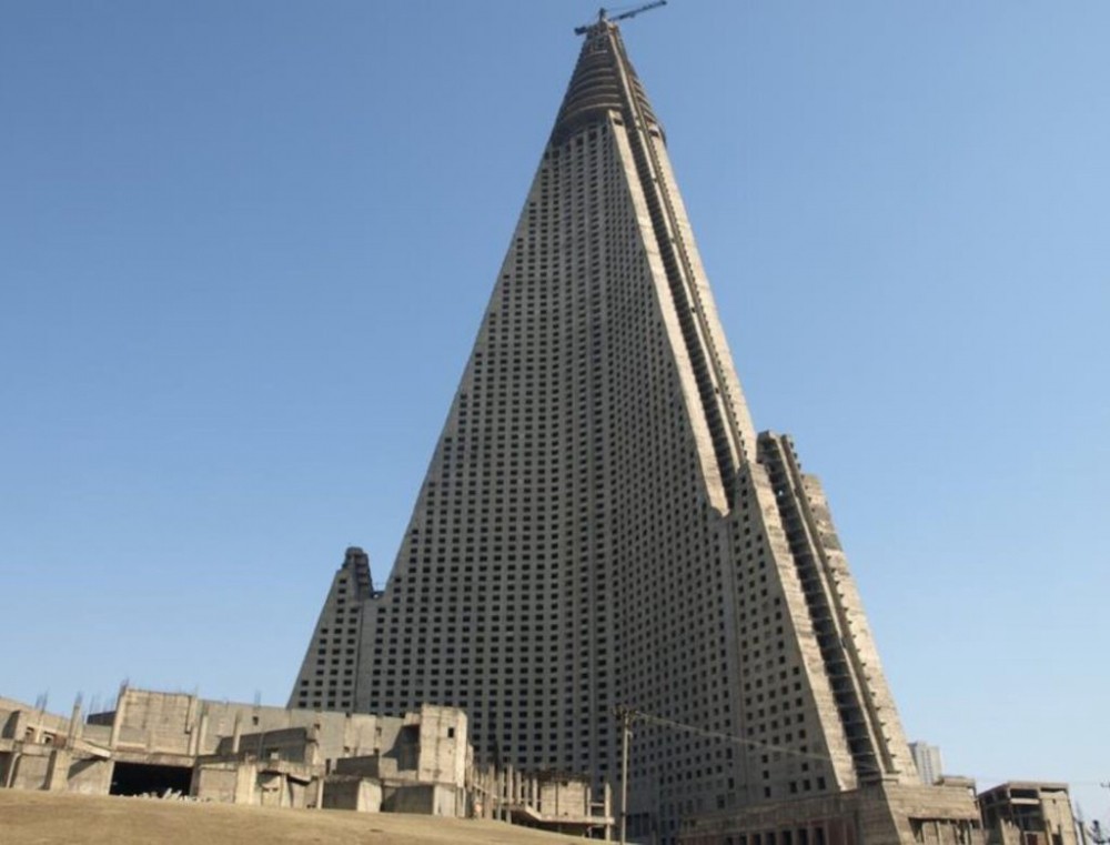 1. The Ryugyong Tọa lạc tại Thủ đô Bình Nhưỡng (Triều Tiên), khách sạn Ryugyong được xây dựng theo hình kim tự tháp, cao 333m, bao gồm 105 tầng. Khách sạn chứa ít nhất 3.000 phòng nhưng điều kỳ lạ là chưa bao giờ đi vào hoạt động. Xây dựng vào năm 1987, đến nay khách sạn chọc trời Ryugyon bị bỏ hoang. (Ảnh: Medium)