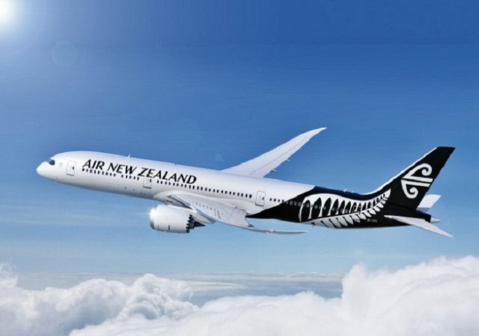 1. Air New Zealand Air New Zealand vươn lên đứng đầu các hãng hàng không tốt nhất thế giới 2020 từ vị trí thứ 2 vào năm ngoái. Đây là lần thứ 6 Air New Zealand giành được danh hiệu này. Geoffrey Thomas, tổng biên tập của AirlineRatings.com cho biết: "Trong phân tích của chúng tôi, Air New Zealand đều đứng đầu trong hầu hết các tiêu chí. Đó là một thành tích nổi bật khi hãng vượt lên trên các hãng có nhiều nguồn lực và quy mô hơn". Cũng theo ông Geoffrey Thomas, Air New Zealand giúp củng cố ý thức bảo vệ môi trường của ngành hàng không. Ông nói: "Trong 10 năm qua, Air New Zealand đã giảm mức đốt cháy nhiên liệu và do đó lượng khí thải carbon giảm gần 22%, vượt xa mức trung bình của ngành. Air New Zealand đi tiên phong trong một số sáng kiến quan trọng của ngành như nhiên liệu sinh học, đường bay hiệu quả cũng như một loạt các cải tiến trên mặt đất như xe điện”. (Ảnh: CNN)