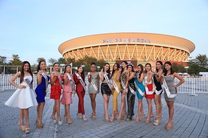 Trước giờ khai mạc, hàng nghìn người đổ về sân thi đấu trong nhà Philippine Arena ở Bulacanm, sự xuất hiện của dàn người đẹp từng đăng quang hoa hậu Philippines đã đốt nóng thêm không khí cuồng nhiệt nơi đây.