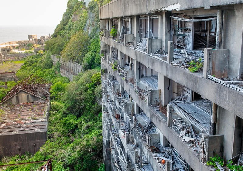 Đảo Hashima, Nhật Bản: Nằm cách Nagasaki, Nhật Bản 15 km, Hashima được gọi là đảo ma với duy nhất tòa nhà bê tông vỡ nát ở đây. Năm 1890, tập đoàn Mitsubishi đã đưa hòn đảo này vào sử dụng nhằm khai thác than. Họ xây dựng các tòa nhà bê tông lớn trên đảo để hàng nghìn công nhân sống. Tuy nhiên, tập đoàn Mitsubishi buộc phải đóng cửa khi dầu mỏ thay thế than. Từ đó, nơi đây trở thành đảo hoang. Năm 2009, chính phủ Nhật Bản ra quyết định mở lại chuyến du lịch tới hòn đảo ma này.