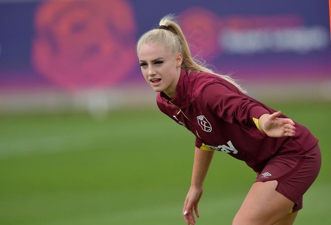 Alisha Lehmann (sinh năm 1999) là cầu thủ người Thụy Sĩ đang chơi cho CLB West Ham United (Anh) ở vị trí tiền đạo. Năm 2017, Lehmann nhận được nhiều sự quan tâm khi trở về thi đấu cho đội tuyển quốc gia nữ Thụy Sĩ.