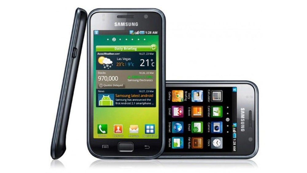 Năm 2010, Samsung ra mắt thế hệ Galaxy S đầu tiên, điện thoại Android tiếp theo của hãng sau chiếc Samsung Galaxy ra mắt trước đó một năm. Tại thời điểm ra mắt, Galaxy S là một trong những smartphone mạnh nhất thị trường với sức mạnh đồ họa vượt trội hơn cả iPhone 3G. Thiết kế đẹp, cấu hình mạnh giúp Samsung bán đến 25 triệu máy Galaxy S trong suốt vòng đời. Sản phẩm có rất nhiều biến thể với chip xử lý, thiết kế và hệ điều hành khác nhau. Ảnh: Android Authority.