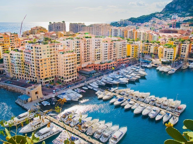 Monaco là một nước nhỏ bé với diện tích 1,98 km² và dân số hơn 36.000 người. Tuy nhiên, đây cũng là một trong những quốc gia  giàu có nhất thế giới với 32% dân số là triệu phú. Được biết đến như một "Sân chơi của tỷ phú", Monaco nổi tiếng với các sòng bạc, biệt thự sang trọng và sự kiện giải trí hàng đầu thế giới như Triển lãm Du thuyền Monaco và Giải đua xe Grand Prix. Ảnh: Getty.