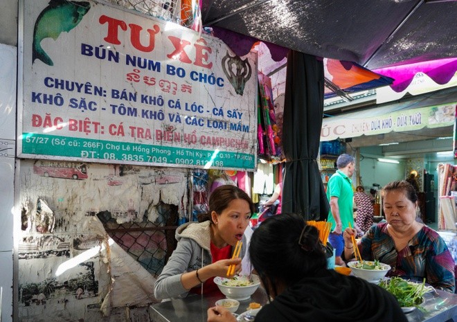 Nằm lọt bên trong chợ Campuchia (Quận 10),  quán bún Num-bo-chóc Tư Xê đã không còn quá xa lạ với người dân Sài Gòn. Món bún Num-bo-chóc là một trong những đặc sản không thể không nhắc đến khi nói về xứ Chùa Tháp.