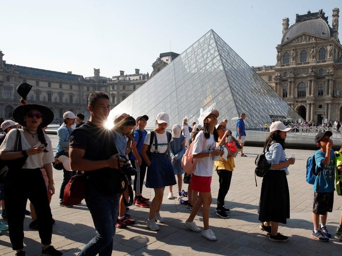 Bảo tàng nghệ thuật lớn nhất thế giới Louvre nằm tại thủ đô Paris, Pháp, đã chính thức dừng đón khách tham quan từ hôm 1/3 vì lo lắng về sự lây lan của dịch Covid-19. Ảnh: Reuters.