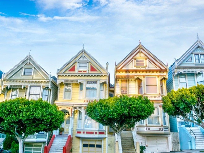 Nằm tại San Francisco, những ngôi nhà trên có diện tích trung bình khoảng 101,2 m2 với giá niêm yết trung bình là 1.299.000 USD. Các căn nhà này được xây dựng khá đẹp mắt, nhỏ nhắn với gam màu vui tươi, thích hợp cho chủ nhân ưa thích sự đơn giản, trẻ trung. Ảnh: Ronnie Chua/Shutterstock.