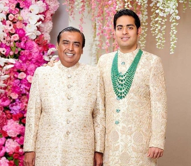 Akash Ambani là  con trai cả của tỷ phú Ấn Độ Mukesh Ambani, ông chủ đế chế Reliance Industries và người giàu nhất châu Á với tài sản hơn 53 tỷ USD, theo Forbes. Akash Ambani có cuộc sống xa hoa với thú vui sưu tập siêu xe, giao du với giới giàu và nổi tiếng Ấn Độ cũng như toàn cầu.