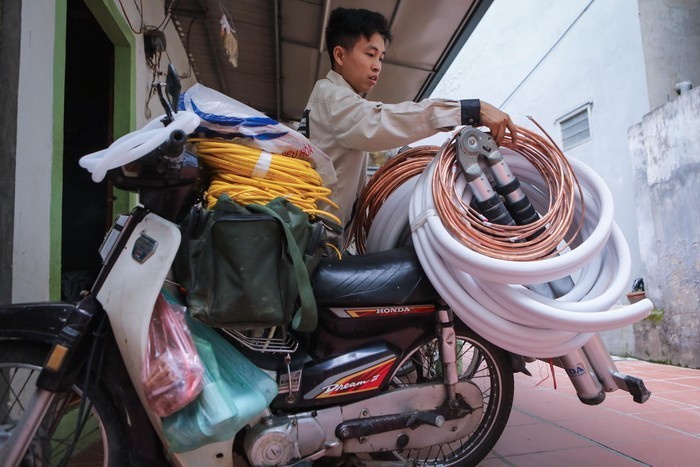 Tôi tên Đỗ Minh Nguyên, 30 tuổi, quê Ba Vì, Hà Nội. Tôi làm nghề lắp đặt, sửa chữa điều hòa đã được 6 năm, sau khi tốt nghiệp trung cấp tại một trung tâm dạy nghề.