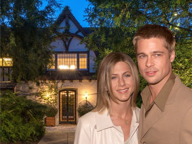 Ngôi  nhà cũ của tài tử Brad Pitt và vợ cũ Jennifer Aniston ở Beverly Hills, Nam California, đang được rao bán với giá 44,5 triệu USD. Nó được niêm yết lần đầu tiên vào tháng 5/2019 với giá 49 triệu USD và giảm giá vào tháng 10/2019. Ảnh: Mansion Global.