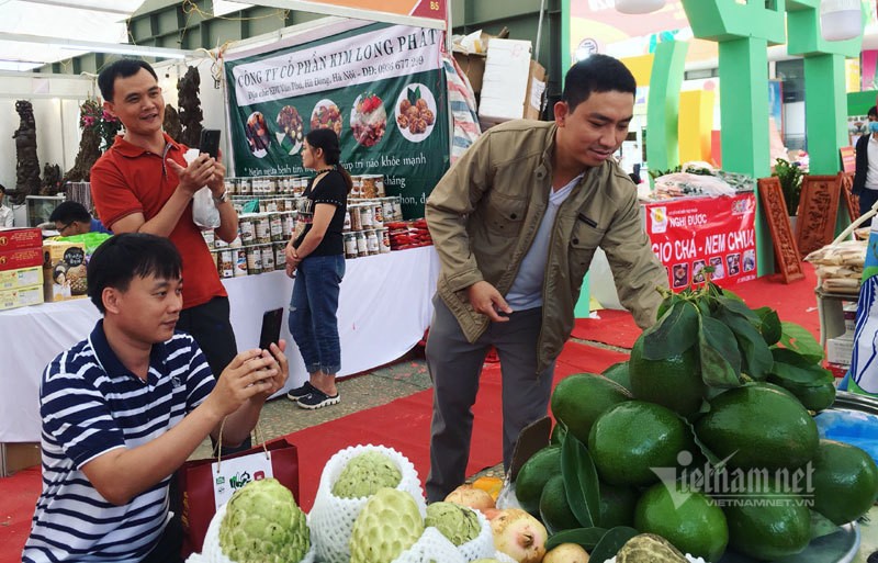 Bơ khổng lồ trồng ở Sơn La xuất hiện tại Hà Nội khiến nhiều người thích thú “Đợt này tôi lấy được của người dân khoảng 1 tạ bơ Cuba, giá bán là 90.000 đồng/kg. Tính ra trong 2 ngày tôi đã bán được hơn 50kg”, chị nói. Loại bơ này thích hợp với điều kiện khí hậu mát mẻ và đất đai của vùng cao nguyên Mộc Châu nên cho trái đặc biệt thơm ngon, cơm màu vàng, dẻo, béo ngậy. Đáng chú ý, cây có thể cho trái quanh năm, chị Nga cho hay. Cô Đào Thị Yên - đại diện một gian hàng bán các loại nông sản Mộc Châu - cũng chia sẻ, loại bơ khổng lồ này có dạng bầu tròn màu xanh đậm, khi chín vỏ dần chuyển sang màu tím, rất đặc ruột, cơm bơ dẻo bùi có thể ăn trực tiếp hoặc làm sinh tố, salat,... được nhiều bà nội trợ mua ăn dịp này. Bơ Cuba hiện vào lứa cuối nên không có nhiều. Chỉ ngày hôm qua, cô Yên đã bán được khoảng 30 quả bơ này, hàng đang về thêm để phục vụ nhu cầu của người dân tại hội chợ.