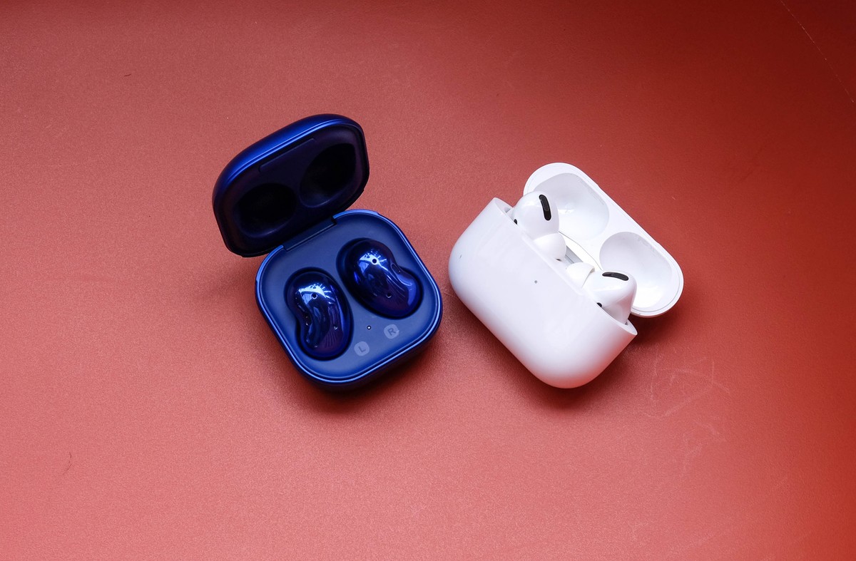 AirPods Pro và Galaxy Buds Live sở hữu 2 thiết kế hoàn toàn khác nhau. Sản phẩm của Samsung có hình dạng trông giống như hạt đậu, nhỏ gọn hơn so với AirPods Pro. Bên cạnh đó, Galaxy Buds Live có nhiều phiên bản màu sắc như xanh dương, đỏ và vàng đồng. Tai nghe không dây của Apple chỉ có màu trắng. Người dùng muốn cá nhân hóa cần mua thêm các loại case.