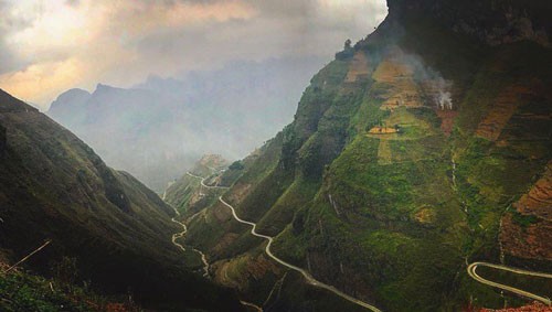 Đèo Mã Pì Lèng (Hà Giang), Khau Phạ (Yên Bái), Ô Quy Hồ (Ô Quy Hồ), Pha Đin (Điện Biên) được mệnh danh là tứ đại đỉnh đèo của vùng núi phía bắc Việt Nam. Đây là 4 con đèo có cảnh đẹp hùng vĩ, thu hút khách du lịch. Tứ đại đỉnh đèo cũng được biết đến là những cung đường hiểm trở, chênh vênh giữa rừng núi và sở hữu những khúc cua thách thức dân xê dịch.