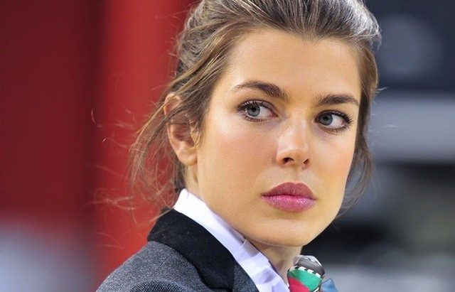 Charlotte Casiraghi (sinh năm 1986) được biết đến là công chúa tài sắc của Hoàng gia Monaco. Cô là là cháu ngoại của cố công nương Grace Kelly - minh tinh Hollywood, biểu tượng nhan sắc nổi tiếng một thời. Trong danh sách kế vị ngai vàng của hoàng gia, Charlotte xếp thứ 11.