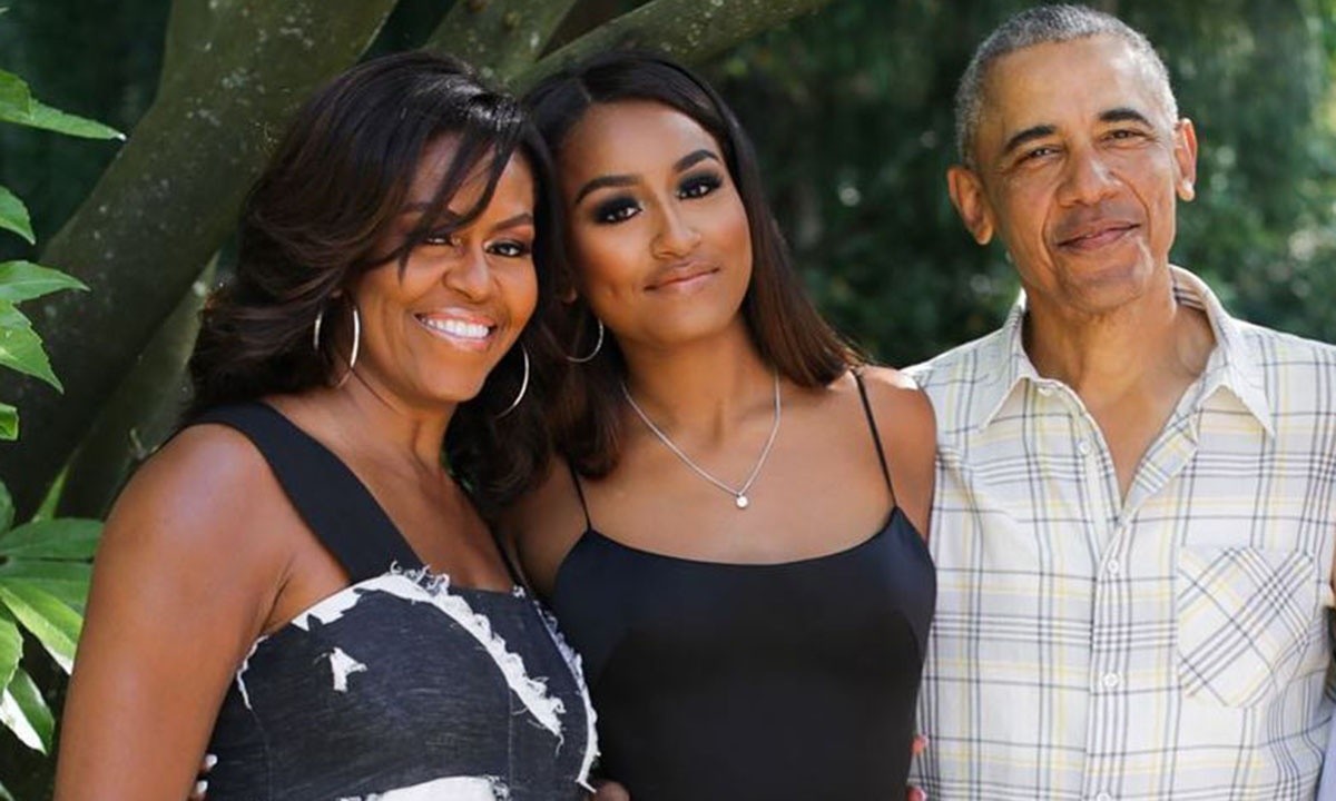 Sasha Obama, tên khai sinh là Natasha Obama, mới 6 tuổi khi cha cô, ông Barack Obama, tranh cử tổng thống. Tuy nhiên, ở thời điểm đó, công chúng gần như chỉ đổ dồn sự chú ý vào con gái cả nhà Obama là Malia. Cho đến thời gian gần đây, Sasha mới thực sự được quan tâm nhiều hơn.