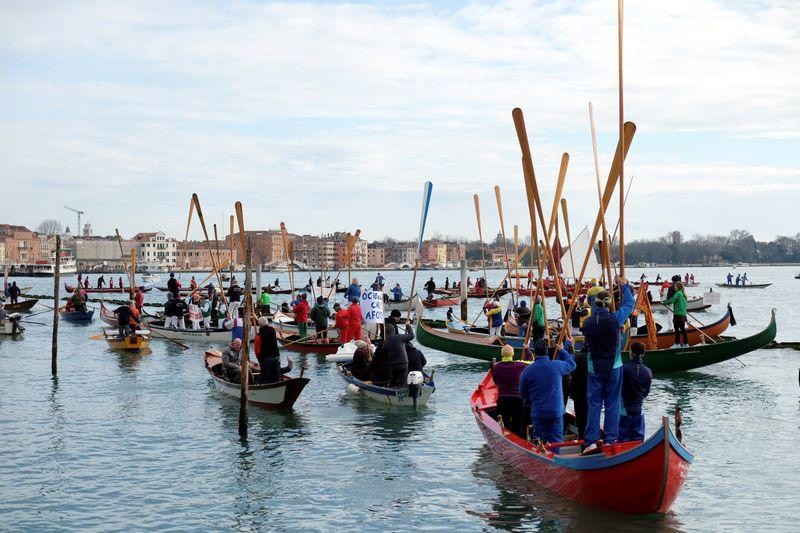  Venice, Italy được biết đến là "thành phố nổi" vì được xây dựng trên nhiều đảo nhỏ trong khu vực Phá Venezia dọc theo biển Adriatic. Thành phố là nơi sinh sống của khoảng hơn 260.000 người. Cùng Padova, Venezia nằm trong khu đô thị Padova-Venezia với dân số 1,6 triệu người. Nền kinh tế của thành phố chủ yếu dựa vào du lịch, đóng tàu (chủ yếu tại Mestre và Porto Marghera), dịch vụ, thương mại và xuất khẩu công nghiệp. Ảnh: Reuters.