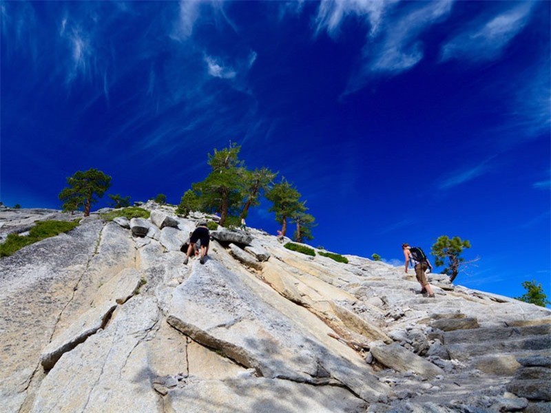 Cung leo núi Half Dome ở California, Mỹ: Theo trang yosemitehikes.com thống kê đã có hơn 60 người thiệt mạng và trong 10 năm qua có ít nhất 5 người tử vong khi đi trên cung đường này.