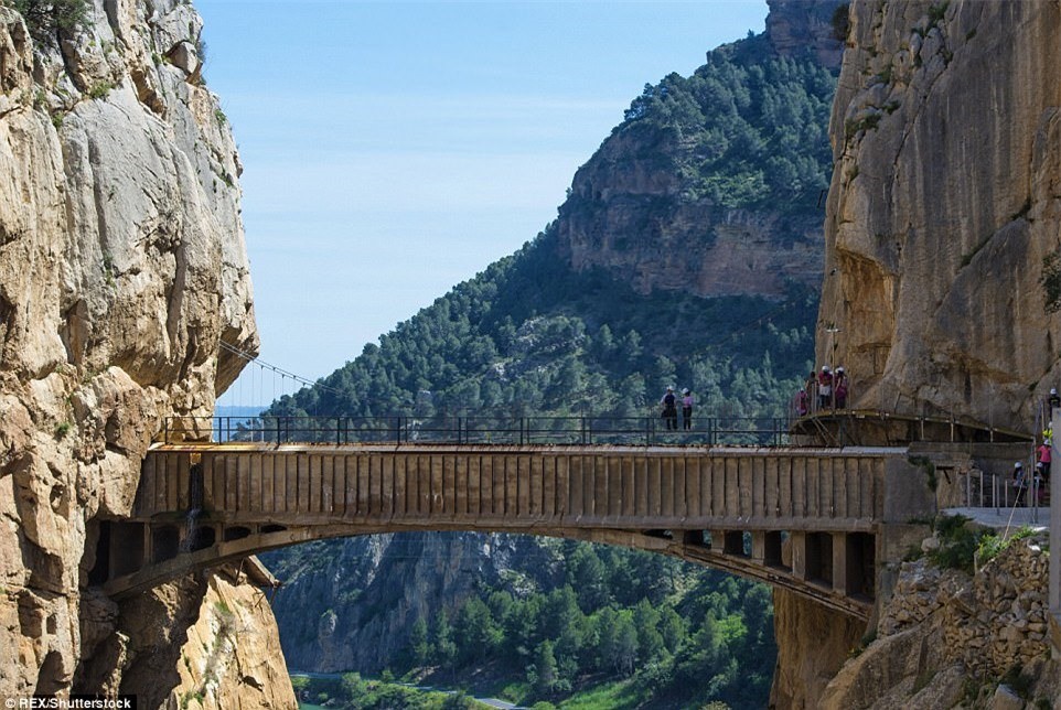 Con đường El Caminito del Rey bắt ngang qua hẻm núi Gaitanes (Tây Ban Nha) nằm ở độ cao trên 100m so với mực nước biển luôn mang đến cho du khách những trải nghiệm thú vị. 