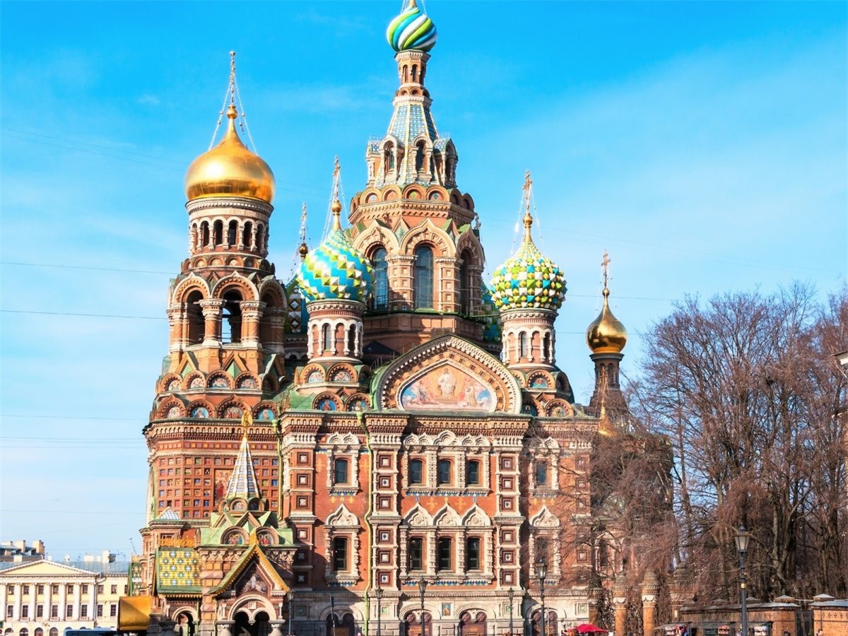 St. Petersburg sở hữu những cung điện, nhà thờ được trang trí công phu cùng với bề dày lịch sử phong phú. Đó chính là lý do khiến thành phố lộng lẫy của Nga trở thành điểm đến lý tưởng với du khách. Trong hình là nhà thờ Our Savior on Spilled Blood - được biết đến với nhiều tên gọi như Nhà thờ đấng cứu thế trên nền máu đổ, Thánh đường Chúa phục sinh hay Nhà thờ Chúa cứu thế. 