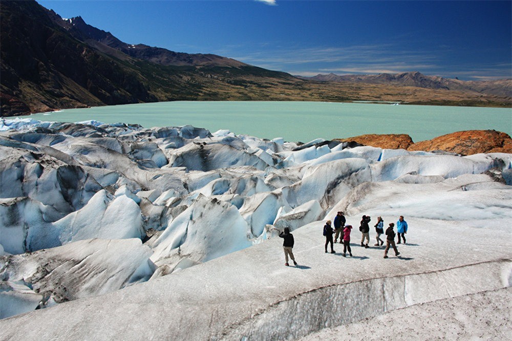 Vườn Quốc gia Los Glaciares được thành lập năm 1937, là vườn quốc gia lớn thứ hai ở Argentina. Nơi đây có dòng sông băng nổi tiếng Perito Moreno liên tục biến đổi về hình dạng, kích thước. Nhiều khôi băng khổng lồ đã được sinh ra, khiến cảnh quan Perito Moreno thường xuyên đổi thay.