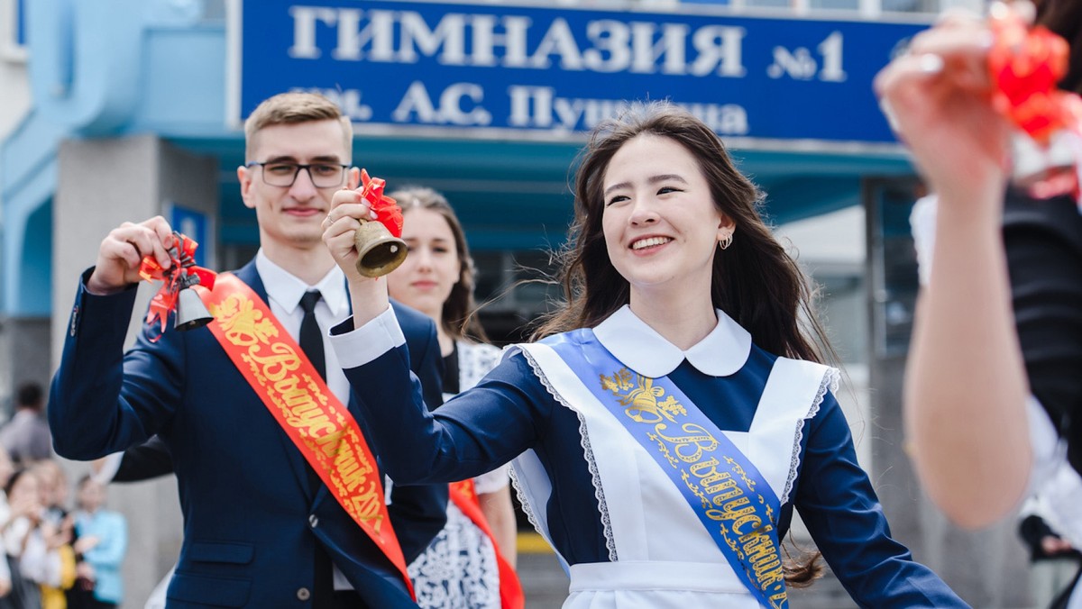 Các học sinh thực hiện nghi thức “rung tiếng chuông cuối cùng” để kỷ niệm ngày ra trường. Theo truyền thống ở Nga, vào ngày này, học sinh nam thường mặc vest còn nữ sinh mặc váy đồng phục và đeo tạp dề. Tuy nhiên, hiện nay không phải trường trung học nào ở Nga cũng bó buộc theo truyền thống này.