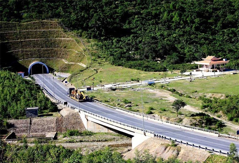 Đèo Ngang nằm trên quốc lộ 1A, trên dãy Hoành Sơn, đoạn dãy Trường Sơn chạy ngang ra biển Đông. Ảnh: Uyendt_ttx.