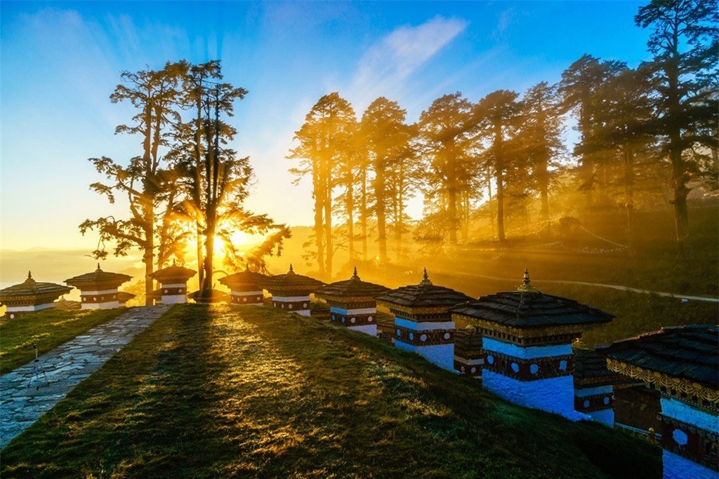 Khi đi qua ngôi làng nhỏ ở thị trấn Paro, trong một buổi chiều đầy nắng Bhutan hiện ra trước mắt sau một ngày leo lên Tiger Nest. Khi nhìn thấy cây đào cổ thụ trong nhà, mọi mệt mỏi đều tan biến. Những đứa trẻ đi học về đùa giỡn, nói chuyện trong không gian yên bình như cổ tích.