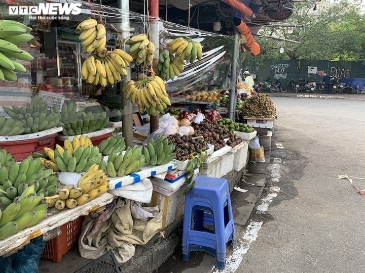 Ghi nhận thị trường sáng 29/7 - ngày thứ năm Hà Nội giãn cách xã hội - các loại quả tươi vẫn đầy ắp trên các sạp ở chợ truyền thống và rất hút khách. Tuy nhiên, không ít loại đang đắt lên rõ rệt so với ngày thường.