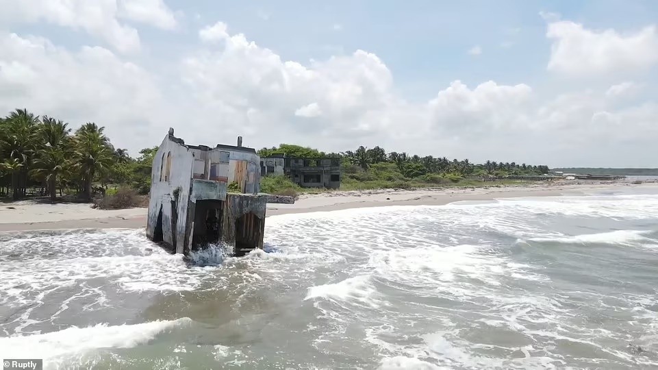 Dạo bước trên bãi cát, du khách thường lần mò tìm những vỏ ốc, răng cá mập bị sóng đánh dạt vào bờ. Tuy nhiên, tại bãi biển La Puntilla, người ta còn tìm thấy cả một tòa nhà khổng lồ không người ở.