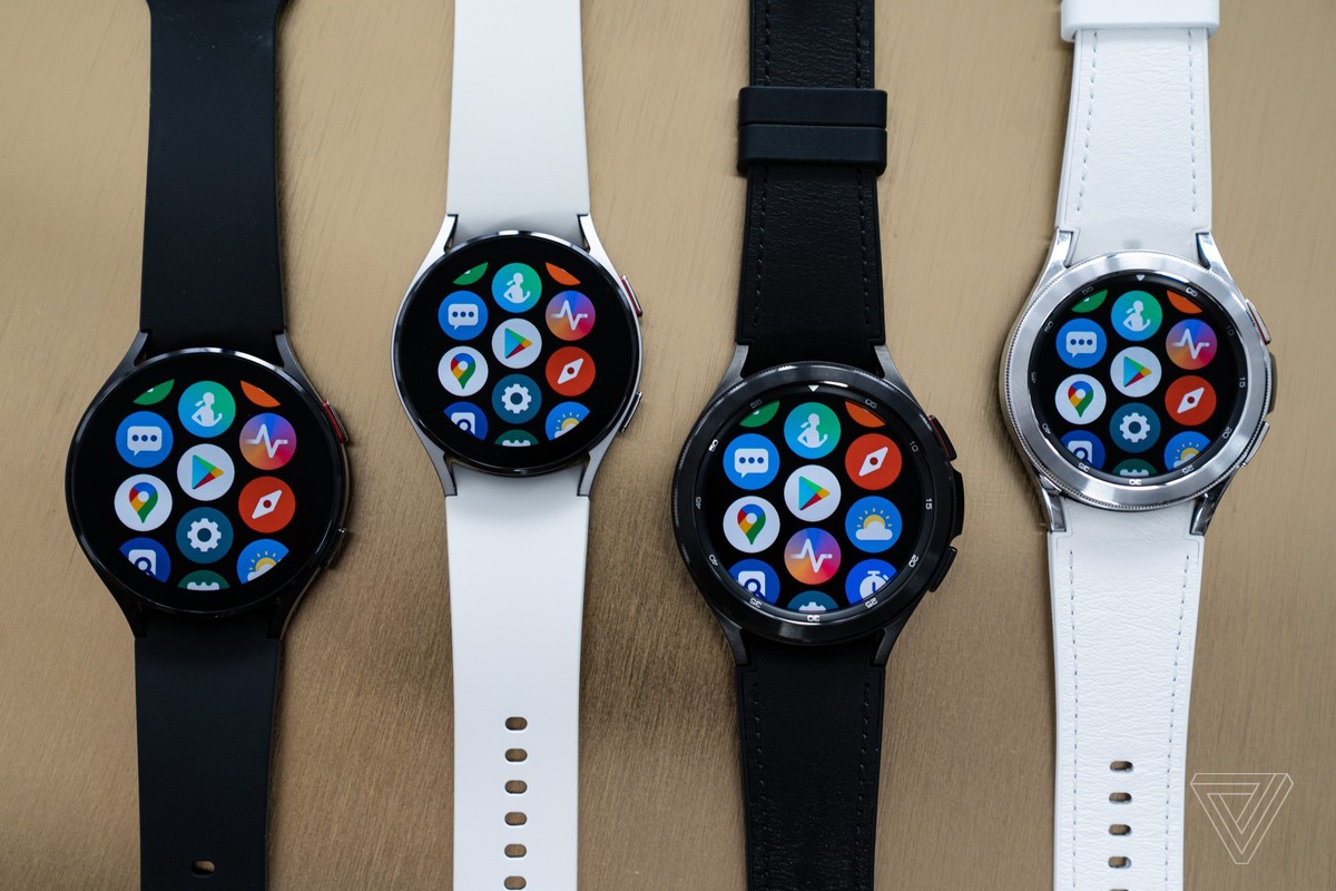 Galaxy Watch4 được Samsung công vào tối 11/8 trong sự kiện trực tuyến Galaxy Unpacked 2021. Mẫu đồng hồ mới chạy hệ điều hành Wear OS của Google thay cho Tizen. Tuy nhiên, Samsung đã loại bỏ mẫu đồng hồ thông minh Galaxy Active trong lần ra mắt này. Thay vào đó, Galaxy Watch4 Classic có thiết kế cổ điển sẽ kế thừa vị trí của dòng Galaxy Active. Ảnh: The Verge.