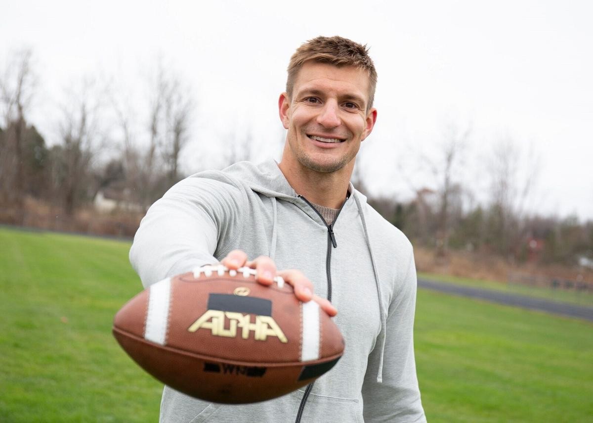 Rob Gronkowski, ngôi sao của đội bóng bầu dục New England Patriots, người đã tuyên bố giải nghệ ở tuổi 29, là một người tiết kiệm như thế dù hợp đồng 6 năm mà anh ký với đội bóng này có trị giá lên đến 54 triệu USD.