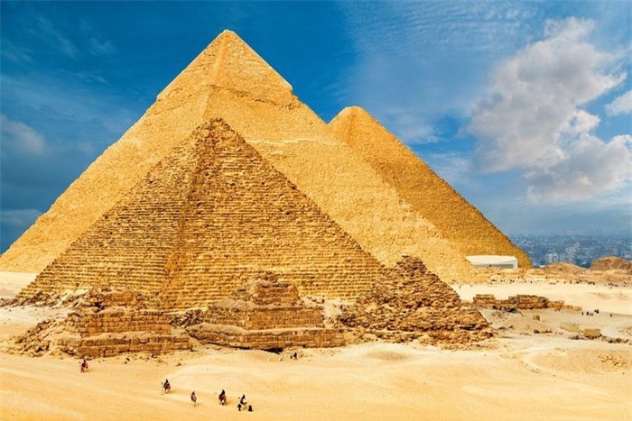 Kim tự tháp Giza(sa mạc Al Giza, Ai Cập)là một trong 7 kỳ quan thế giới cổ đại và được UNESCO xếp hạng Di sản thế giới vào năm 1979. Quần thể kiến trúc này bao gồm tượng nhân sư và lăng mộ của 3 Pharaoh (Cheops, Khafre và Menkaure). Trong đó, kim tự tháp Cheops (Khufu) cao 146 m, với 2,5 triệu khối đá vôi xếp chồng lên nhau. Các nhà khoa học vẫn chưa giải đáp được cách thức xây dựng công trình kì vĩ này từ cách đây 4.600 năm của người Ai Cập. Ảnh:National Geographic. 