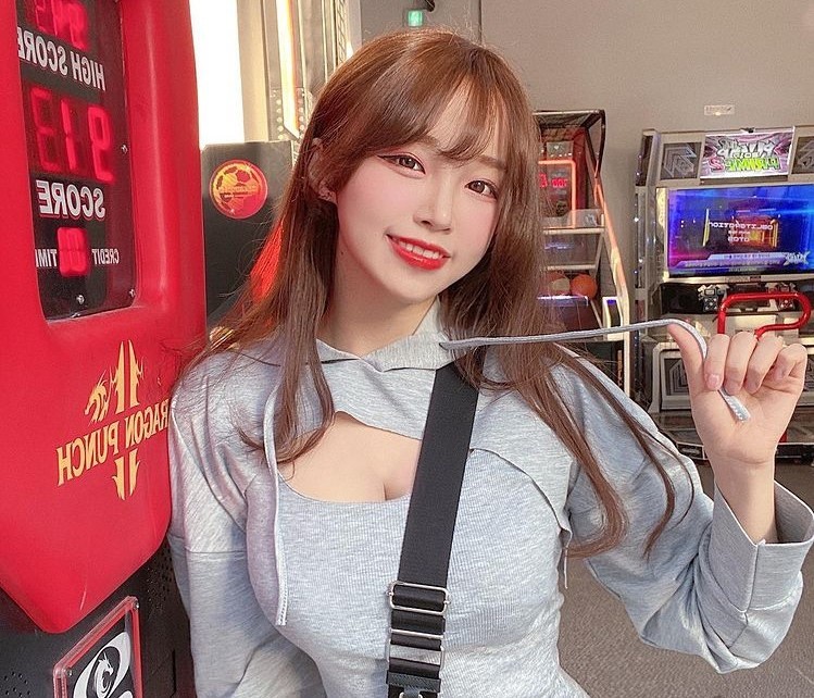 Kim Ah-young, biệt danh CoCo, là streamer nổi tiếng Hàn Quốc với 726.000 người theo dõi trên Instagram cá nhân. Nàng hot girl thu hút lượng người hâm mộ lớn nhờ ngoại hình nóng bỏng và tính cách dễ thương.