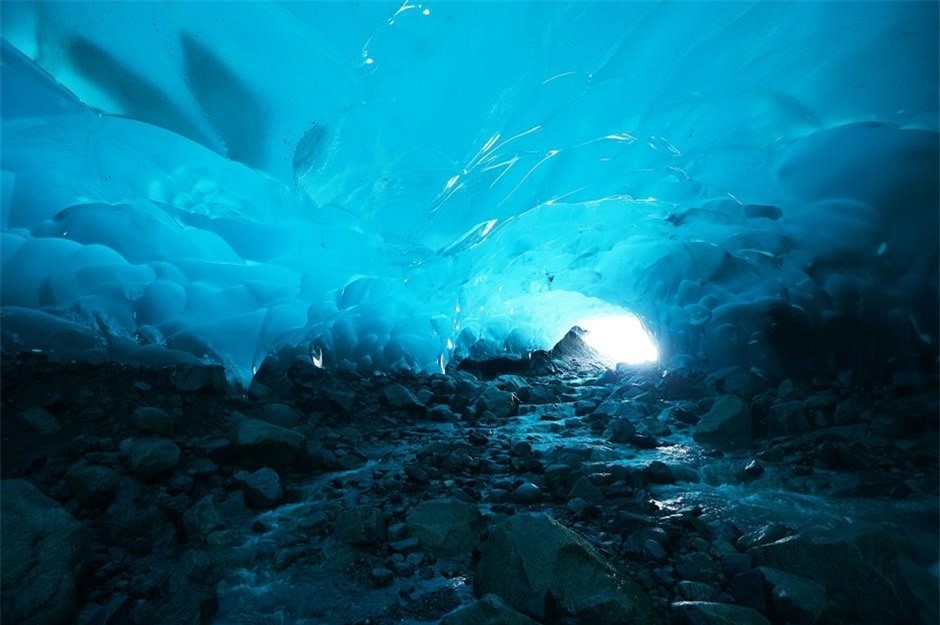 1. Hang động băng Mendenhall, Alaska, Mỹ. Hang động băng này nằm cách thành phố Juneau ở Alaska chưa đầy 20 km. Sâu bên trong hang Mendenhall, các đường hầm được tạo ra bằng cách làm tan băng và dòng nước chảy quanh sườn sông băng. Để tiếp cận các hang động không phải là một điều dễ dàng mà du khách phải đi bộ qua một tảng băng rộng lớn. Tuy nhiên, hang động đầy ám ảnh này rất đáng để các nhà thám hiểm thực hiện chuyến đi của mình để bắt trọn một cảnh đẹp mãn nhãn. 