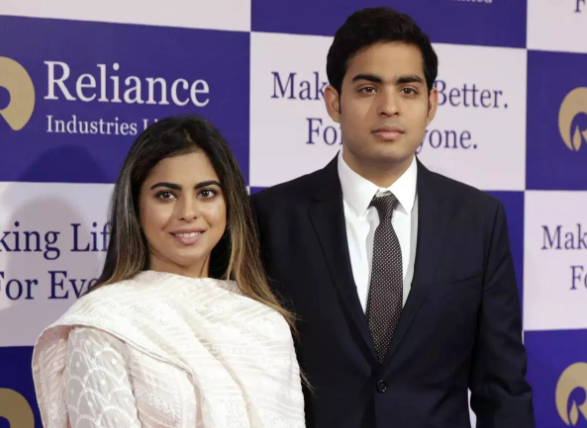 Isha và Akash Ambani (cùng sinh năm 1991) là cặp sinh đôi, con của doanh nhân Ấn Độ Mukesh Ambani - tỷ phú giàu nhất châu Á. Trong tương lai, hai người sẽ kế nghiệp đế chế viễn thông của người cha giàu có và nhận hàng tỷ USD tiền thừa kế. Ảnh: BI.