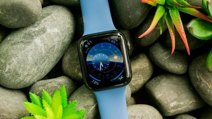 Apple Watch series 5 sở hữu màn hình luôn bật, giúp người dùng không cần cử động cánh tay để kiểm tra thời gian trong mọi trường hợp. Thay đổi lớn của đồng hồ nằm ở la bàn (từ kế) cho biết hướng chuẩn khi điều hướng bằng bản đồ và chức năng gọi khẩn cấp quốc tế.