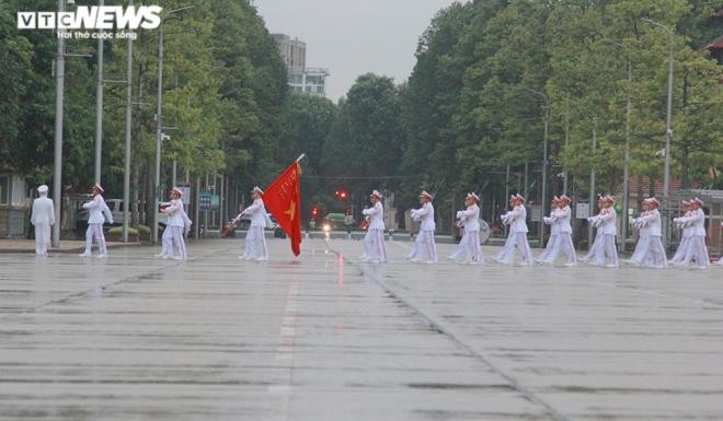 Gần 6h ngày 14/8, các chiến sĩ tiêu binh Bộ Tư lệnh Bảo vệ Lăng Chủ tịch Hồ Chí Minh thực hiện nghi lễ treo băng tang lên Quốc kỳ tại quảng trường Ba Đình, trước Lăng Chủ tịch Hồ Chí Minh ở Hà Nội.