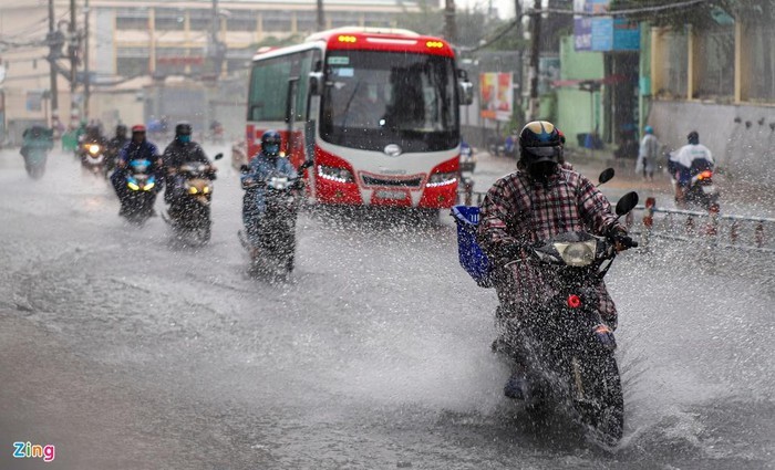 Chiều 23/9, cơn mưa lớn kéo dài khoảng 30 phút khiến các tuyến đường như Võ Văn Ngân, Tô Ngọc Vân, Đặng Văn Bi (quận Thủ Đức) bị ngập.