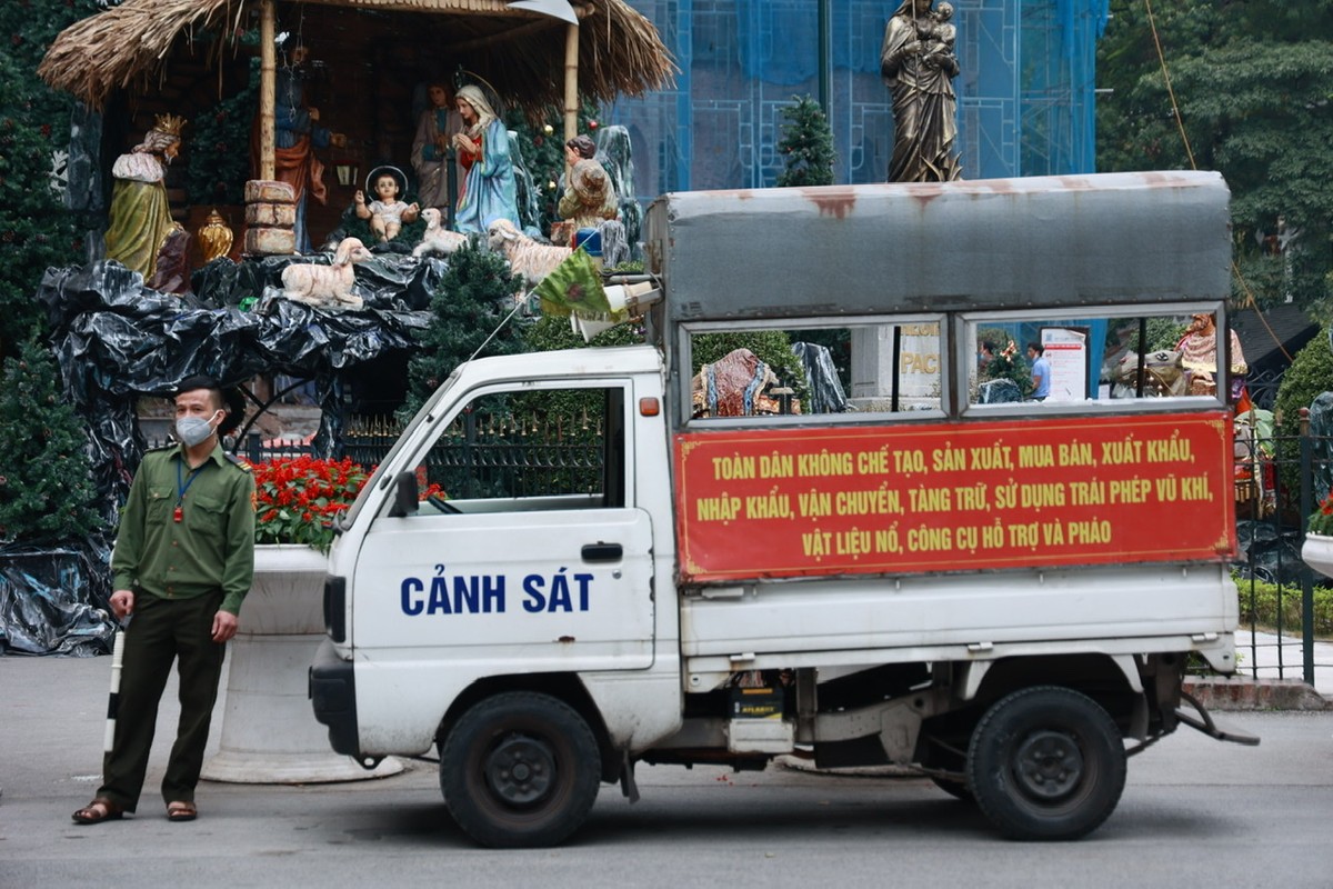 Ngày lễ Giáng sinh đang đến gần, giống như mọi năm, nhiều địa điểm nổi tiếng của Hà Nội đã bắt đầu trang trí đón khách.