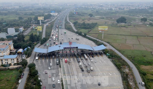 Ghi nhận tại nút giao từ cao tốc Pháp Vân - Cầu Giẽ hướng từ trung tâm thành phố Hà Nội, giao thông thông thoáng, không xảy ra tình trạng ùn tắc kéo dài.