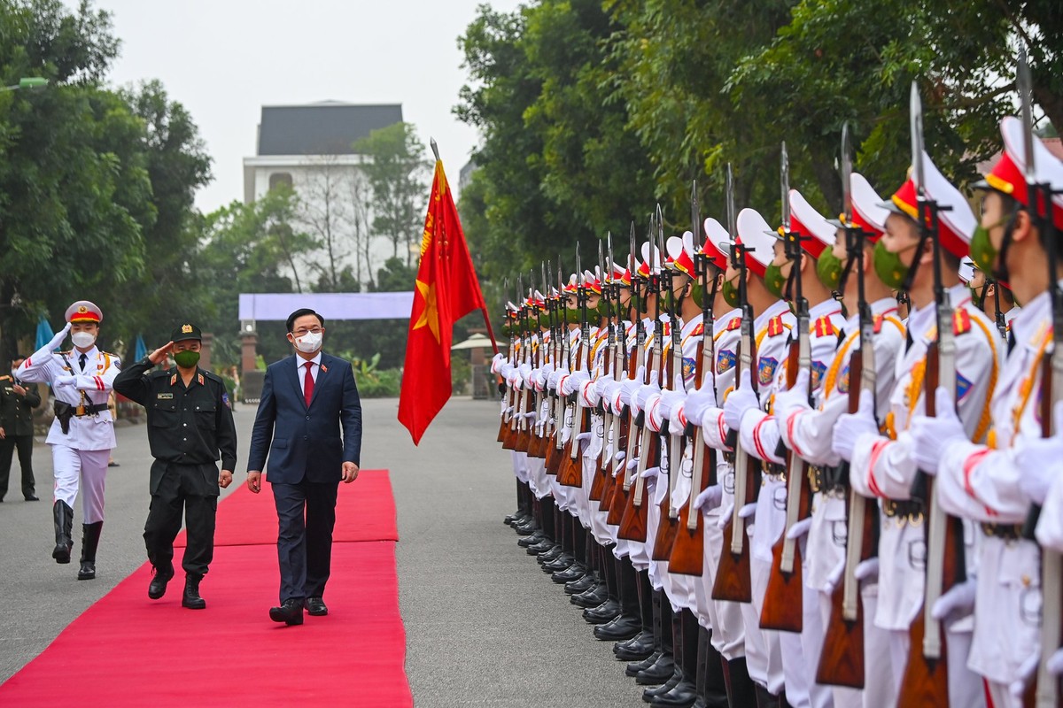 Sáng 27/1, Chủ tịch Quốc hội Vương Đình Huệ đến thăm, chúc Tết và kiểm tra công tác sẵn sàng chiến đấu của Bộ Tư lệnh Cảnh sát cơ động (CSCĐ). Trong ảnh, trung tướng Phạm Quốc Cương, Anh hùng Lực lượng vũ trang nhân dân, Tư lệnh CSCĐ cùng Chủ tịch Quốc hội duyệt đội danh dự.