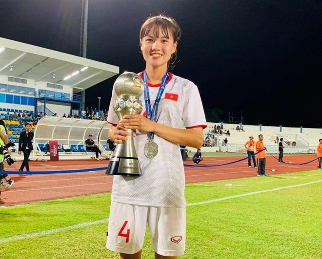  Nguyễn Thanh Huyền  Sau chiến thắng của  đội tuyển nữ Việt Nam tại AF Cup 2019, hậu vệ Nguyễn Thanh Huyền là cái tên được nhiều người tìm kiếm nhờ ngoại hình nổi bật. Thanh Huyền (sinh năm 1996) đang chơi ở vị trí hậu vệ trong màu áo của CLB Hà Nội. Cô sở hữu chiều cao nổi bật 1,72 m.