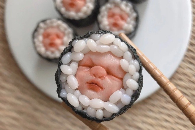 Từ những viên kẹo, sushi hình đầu người cho đến những bông hoa, miếng bánh trông giống các bộ phận cơ thể thu nhỏ, những tác phẩm điêu khắc được sáng tạo bởi cô gái người Singapore tên Qixuan Lim chắc chắn không dành cho người yếu tim, theo SCMP.