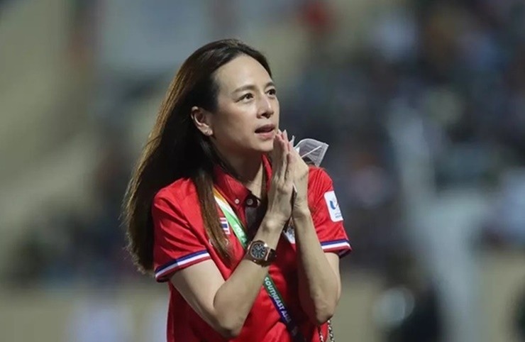 Madam Pang là  nữ đại gia có tiếng ở Thái Lan, bà là trưởng đoàn bóng đá U23 Thái Lan tại Seagames 31. Bà cũng hết lời khen cổ động viên Nam Định và vừa tặng 20 triệu đồng vào quỹ vì người nghèo của tỉnh này.