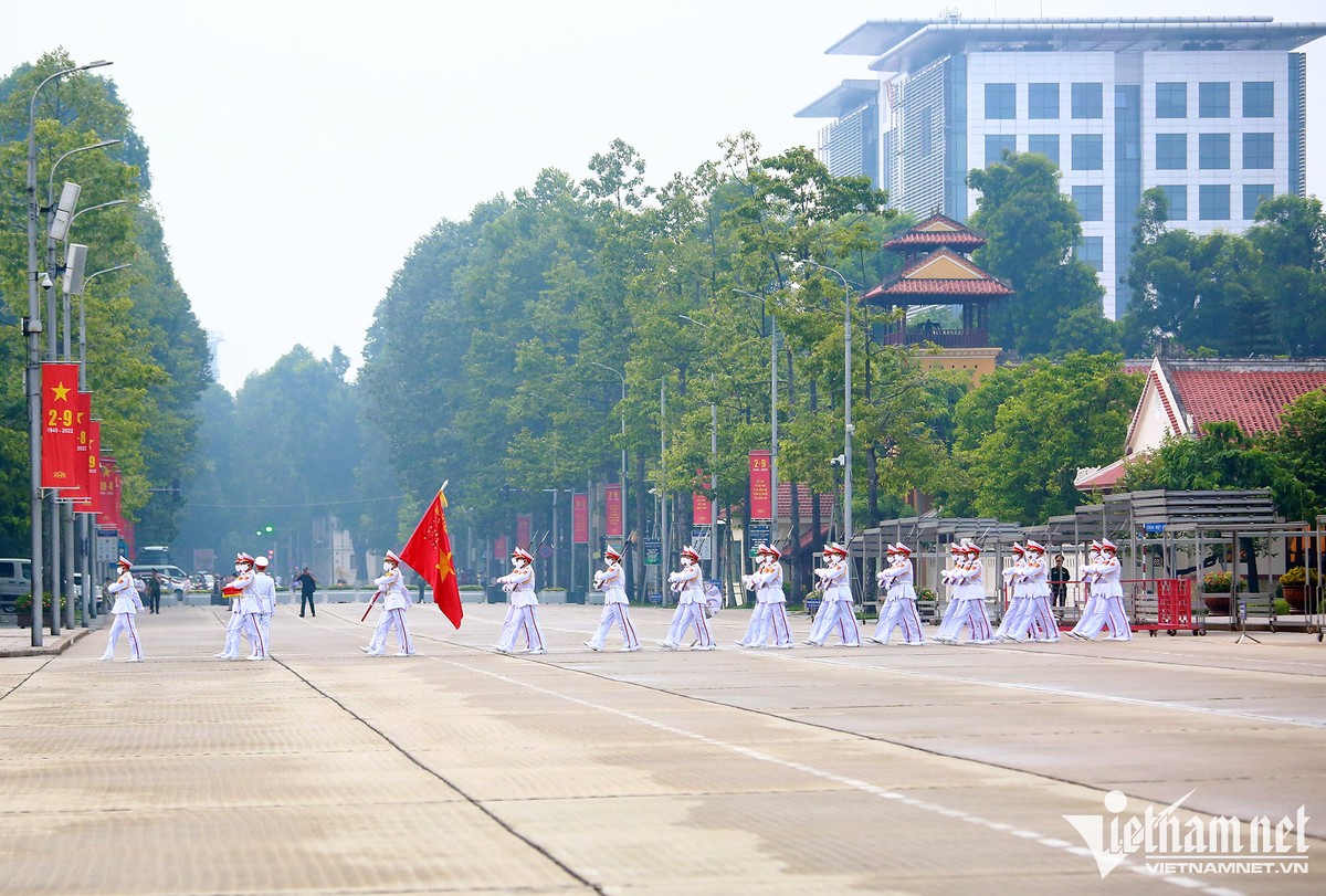 Với mùa hè, ngày ngày đúng 5h55, người dân thấy đoàn lễ khởi hành từ phía sau lăng Chủ tịch Hồ Chí Minh trong tiếng nhạc hào hùng ca khúc "Tiến bước dưới quân kỳ" của nhạc sĩ Doãn Nho. Vào dịp Quốc khánh 2/9, nghi lễ này càng ý nghĩa hơn, thu hút sự chú ý của người đi đường.