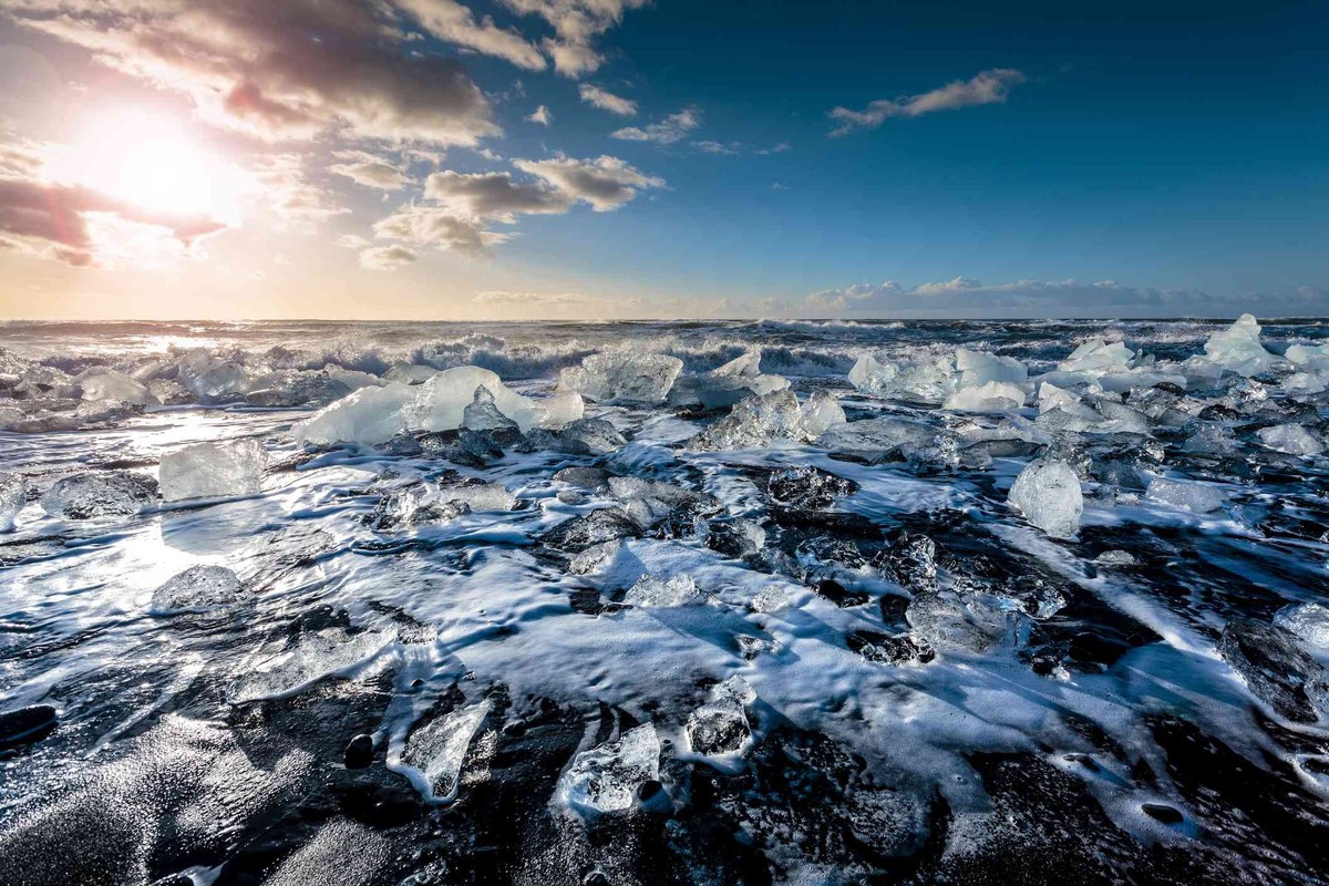 Breiðamerkursandur trong tiếng Iceland có nghĩa là " bãi biển kim cương". Nằm bên đầm phá sông băng Jökulsárlón ở bờ biển phía Nam của Iceland, cách thủ đô Reykjavik khoảng sáu giờ đi xe, bãi biển này luôn là điểm đến thu hút du khách trong và ngoài nước dù không nằm trong tour Golden Circle nổi tiếng.